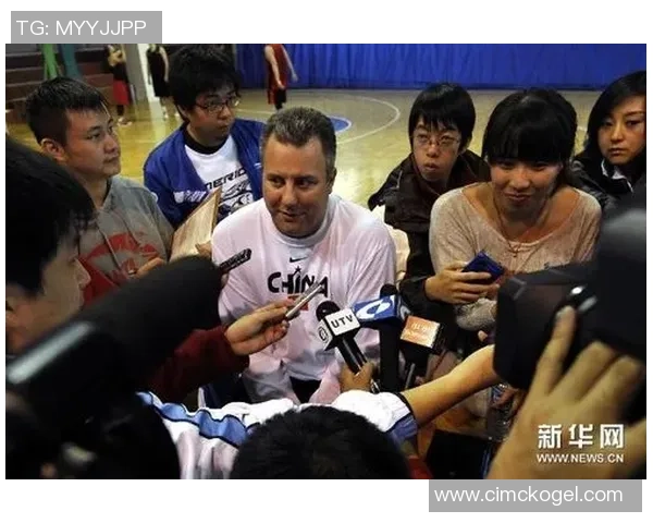 卫衣足球星风采：运动与时尚的完美融合，引领街头潮流新风尚