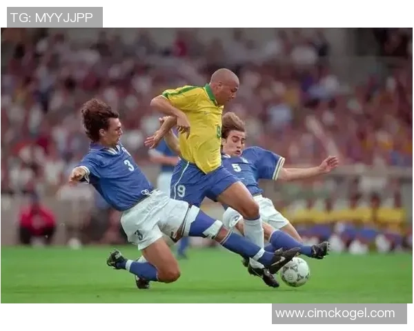 历届足球巨星排名全解析 见证足坛传奇从过去到现在的辉煌时刻